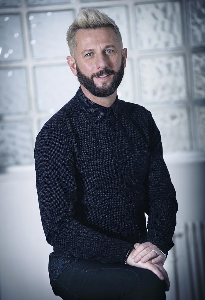 Jerome-Beaulieu-coiffeur-kut-paris portrait Jerome Beaulieu directeur gerant salon coiffure coiffeur kut Paris blond yeux bleu homme barbe