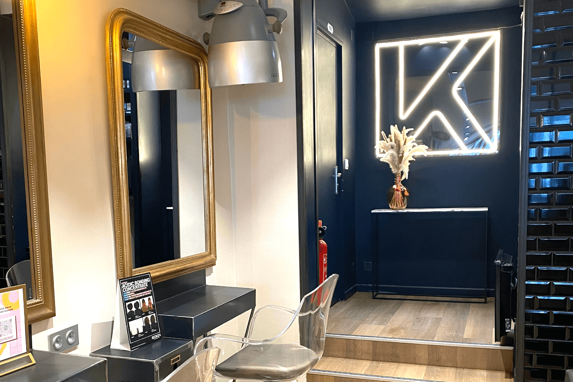 Enseigne néon Coiffeur Kut Oberkampf Paris 11e