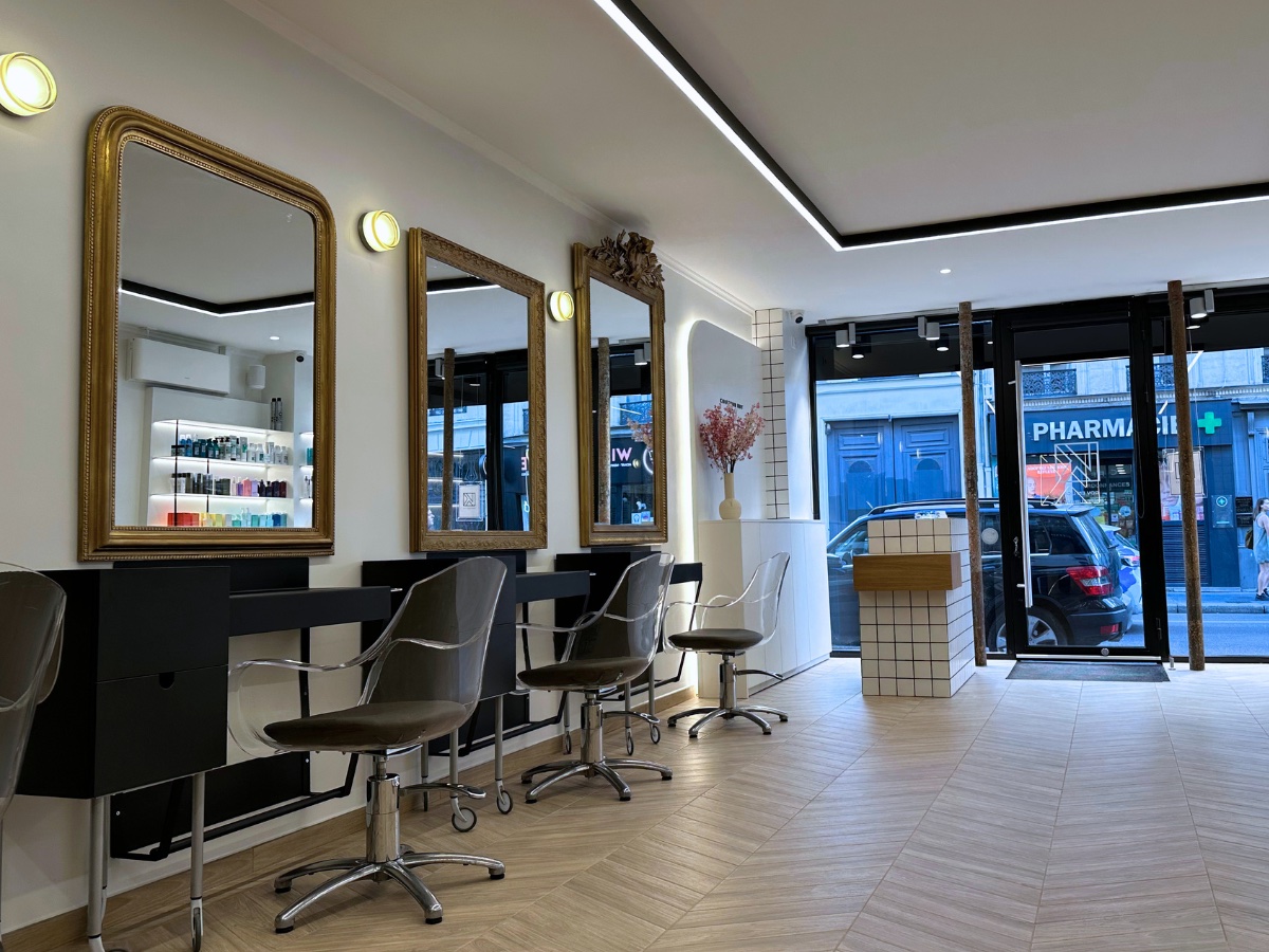 miroirs dorés et design moderne nouveau salon Coiffeur Kut Oberkampf 2026 Paris 11e