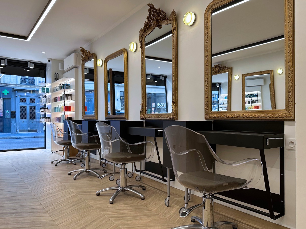postes de coiffure et miroirs dorés nouveau salon Coiffeur Kut Oberkampf 2026 Paris 11e